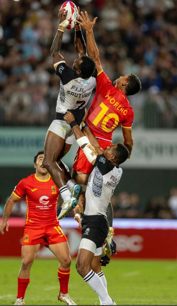 Jugadores disputan un balón alto en una touche de rugby